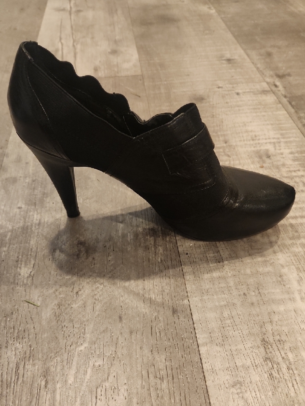 me too Black Buckle Scallop Ankle Heels - Picture 6 of 7